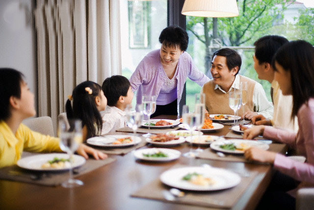 Vì sao ngày càng nhiều gia đình không còn tổ chức tụ họp hay thường xuyên đến thăm họ hàng?- Ảnh 1.