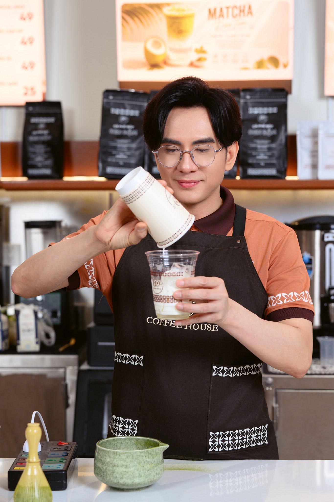 Ca sĩ Việt nổi tiếng gần 3 thập kỷ, nhận c&aacute;t-x&ecirc; 10 c&acirc;y v&agrave;ng: Ở tuổi 50 đi b&aacute;n c&agrave; ph&ecirc;- Ảnh 3.