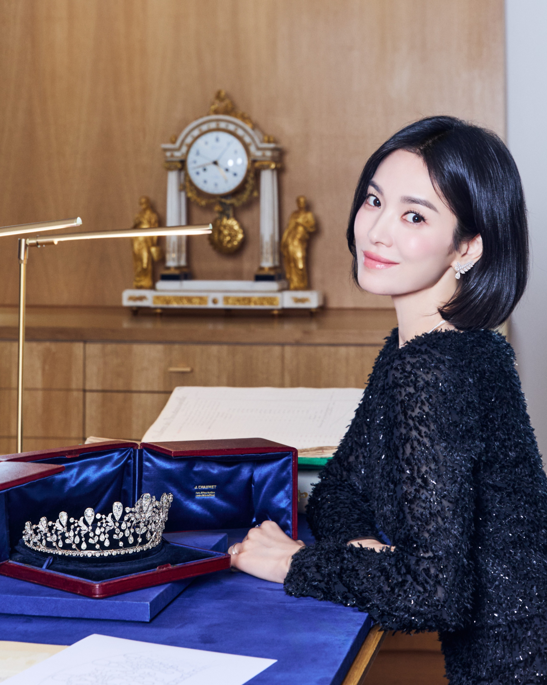 Song Hye Kyo ở trời &Acirc;u: Ăn vận đơn giản nhưng lựa vương miện nhất định phải hơn trăm năm tuổi- Ảnh 2.