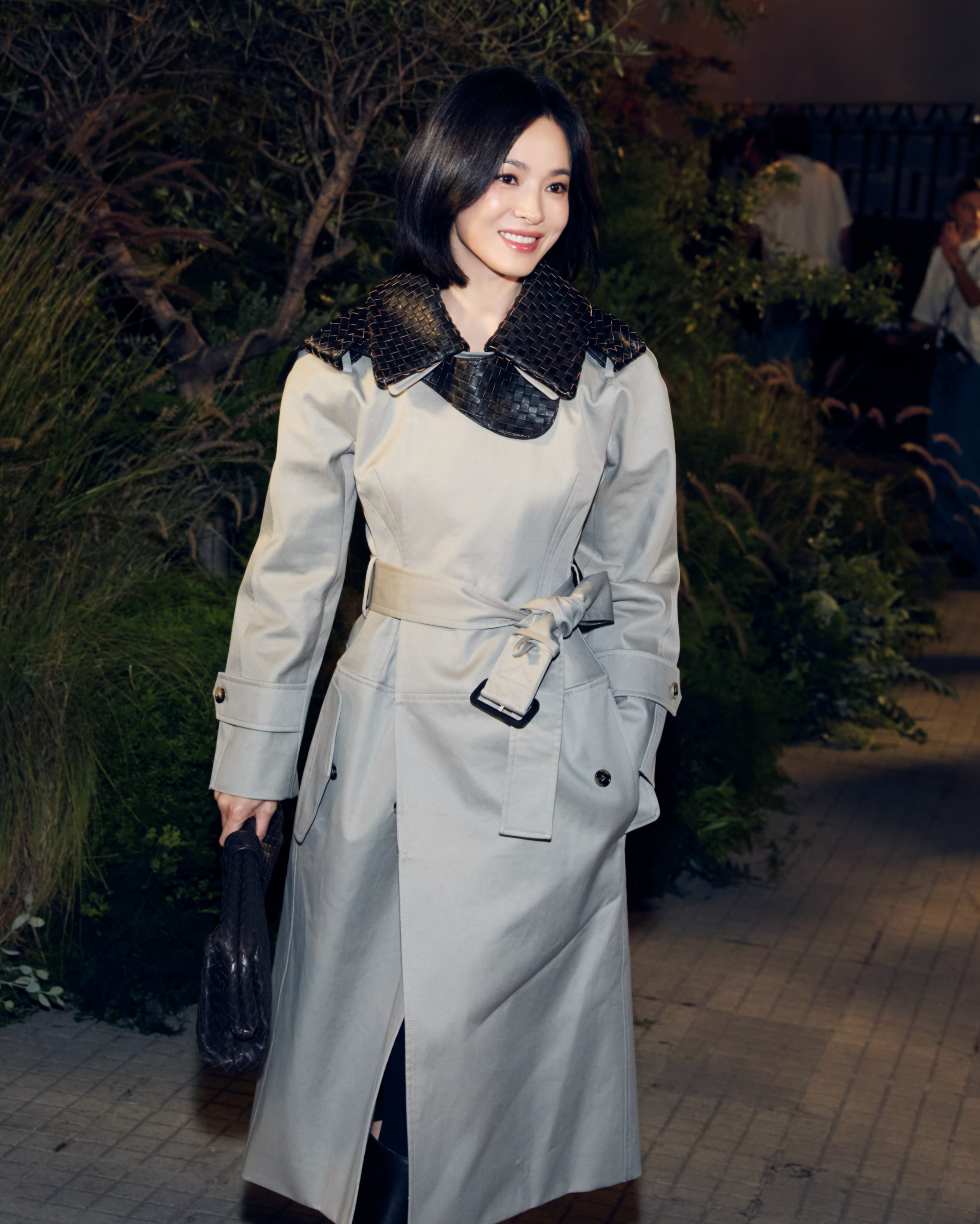Song Hye Kyo ở trời &Acirc;u: Ăn vận đơn giản nhưng lựa vương miện nhất định phải hơn trăm năm tuổi- Ảnh 4.
