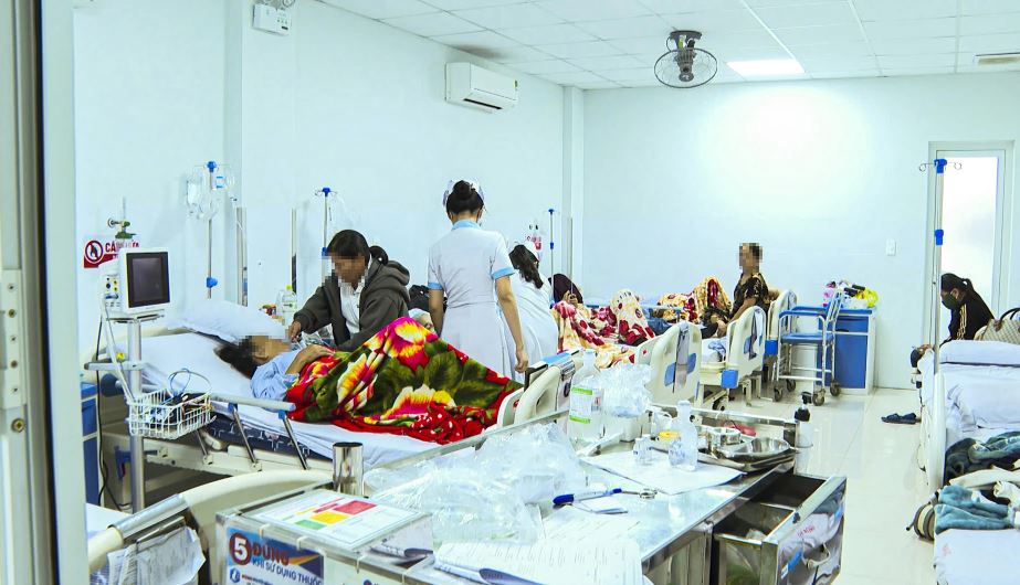 Nhiều trường hợp nhập viện sau khi ăn b&aacute;nh m&igrave; - Ảnh 1.
