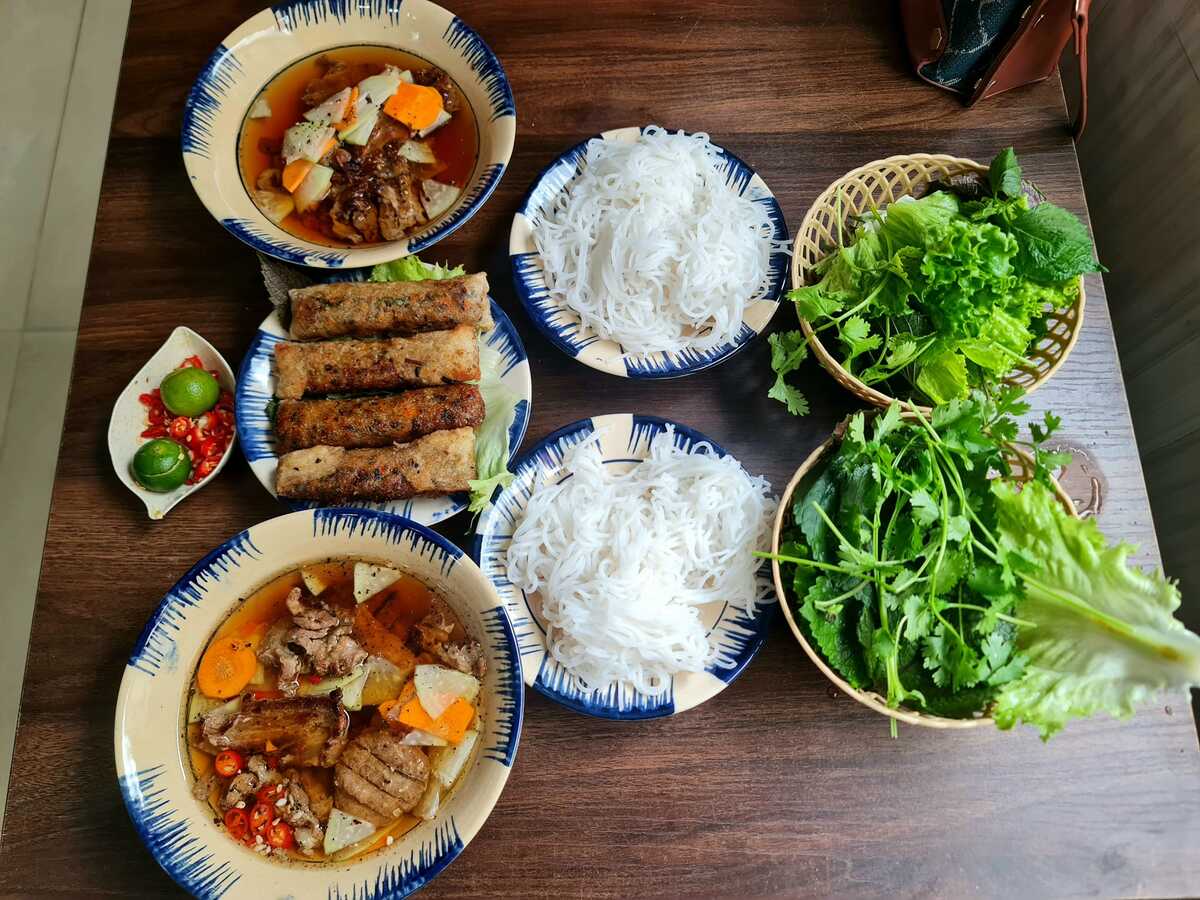 Giải pháp "thoát mùi" sau khi ăn bún chả - Ảnh 1.