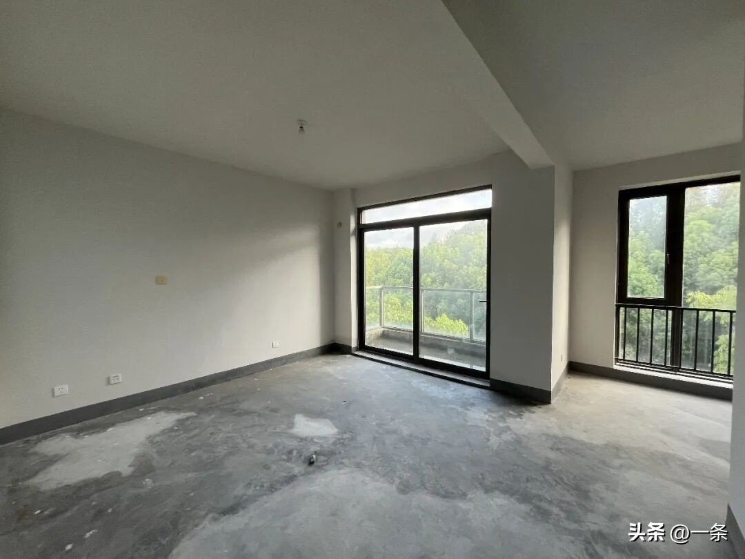 Cặp đ&ocirc;i kh&ocirc;ng mua nh&agrave;, thu&ecirc; hẳn căn 350m&sup2; ở ngoại &ocirc;: Sau 45 ng&agrave;y, kết quả khiến nhiều người bất ngờ - Ảnh 1.