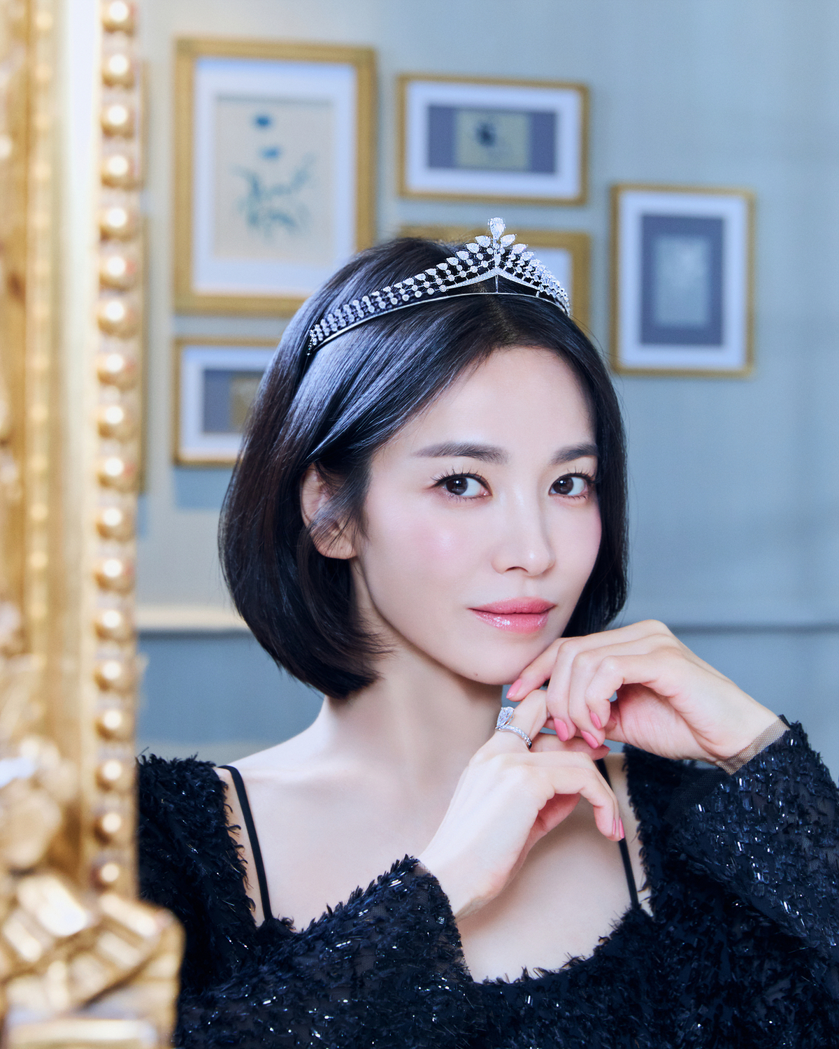Song Hye Kyo ở trời &Acirc;u: Ăn vận đơn giản nhưng lựa vương miện nhất định phải hơn trăm năm tuổi- Ảnh 1.