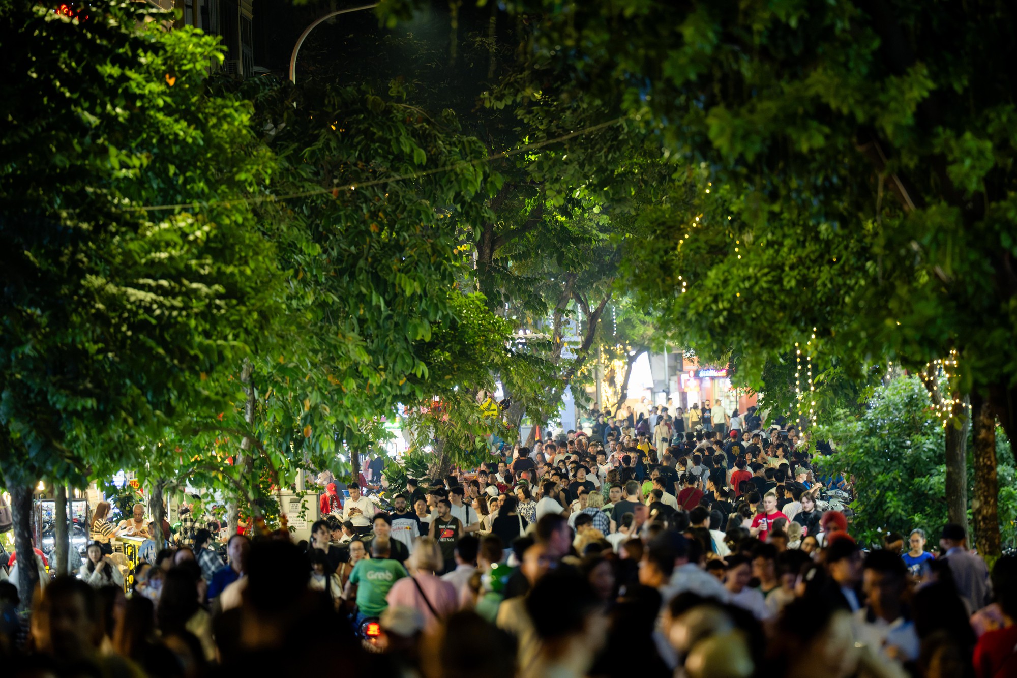 20h ng&agrave;y 10/10, quanh hồ Ho&agrave;n Kiếm kh&ocirc;ng c&ograve;n chỗ trống - Ảnh 7.