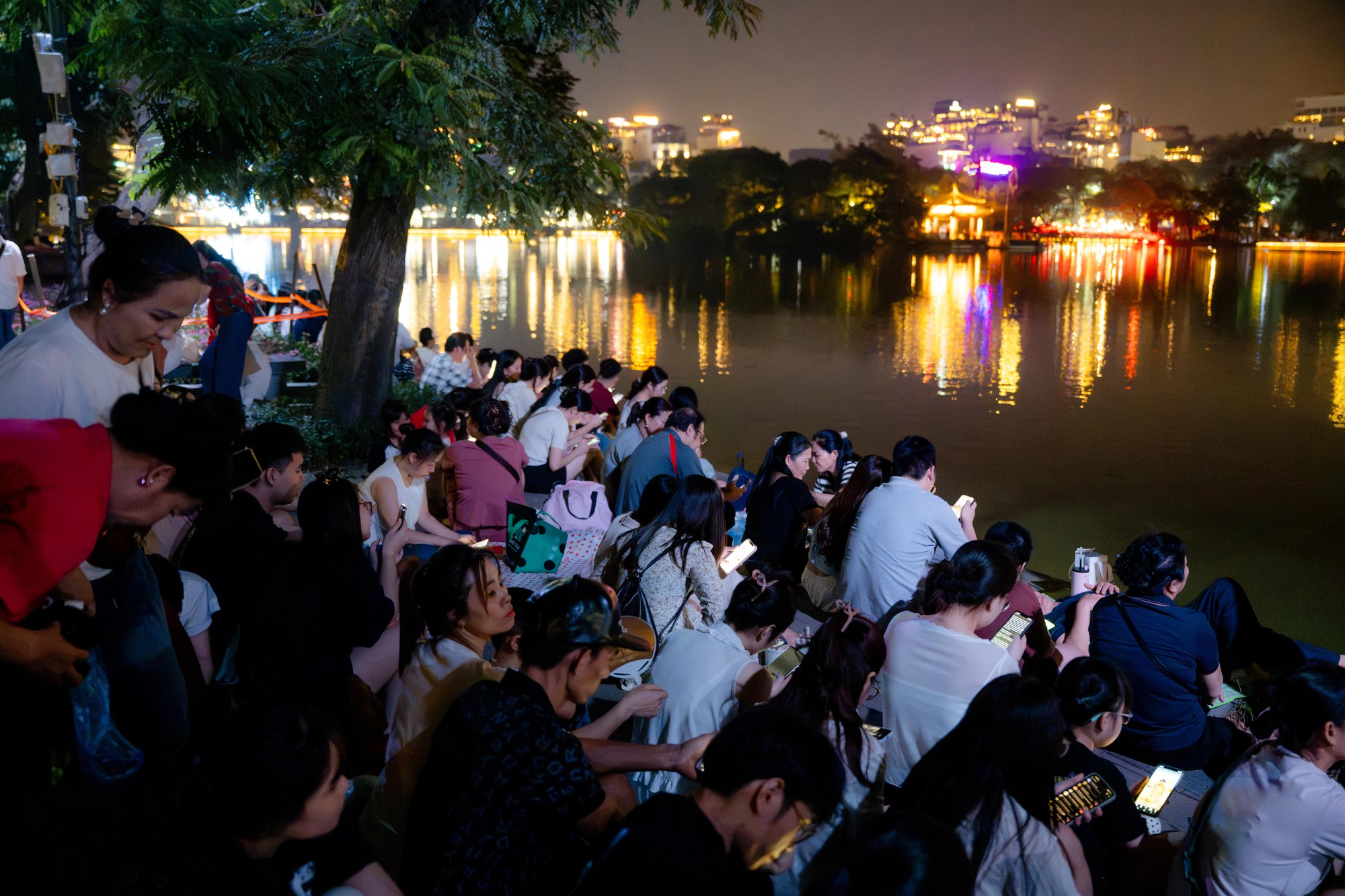 20h ng&agrave;y 10/10, quanh hồ Ho&agrave;n Kiếm kh&ocirc;ng c&ograve;n chỗ trống - Ảnh 9.