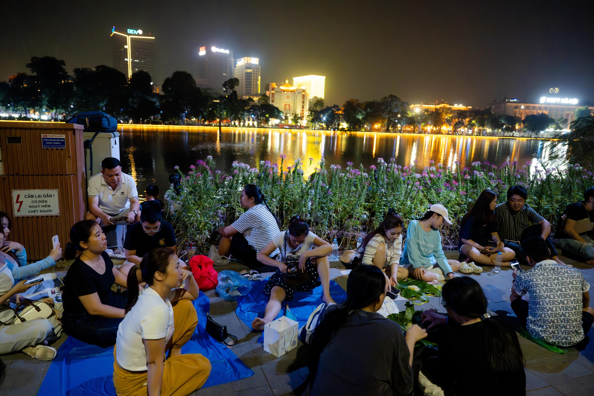 20h ng&agrave;y 10/10, quanh hồ Ho&agrave;n Kiếm kh&ocirc;ng c&ograve;n chỗ trống - Ảnh 10.