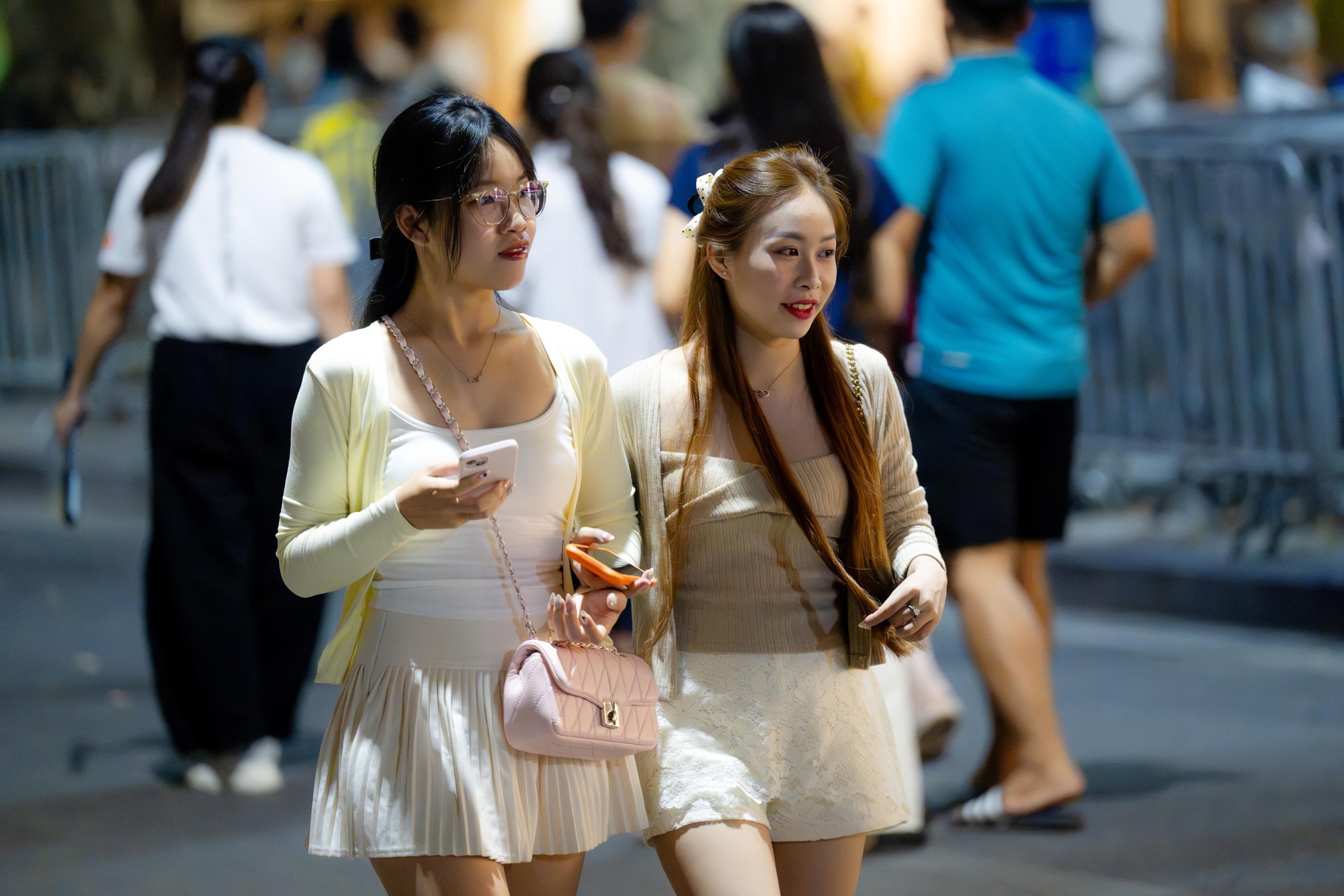 20h ng&agrave;y 10/10, quanh hồ Ho&agrave;n Kiếm kh&ocirc;ng c&ograve;n chỗ trống - Ảnh 15.