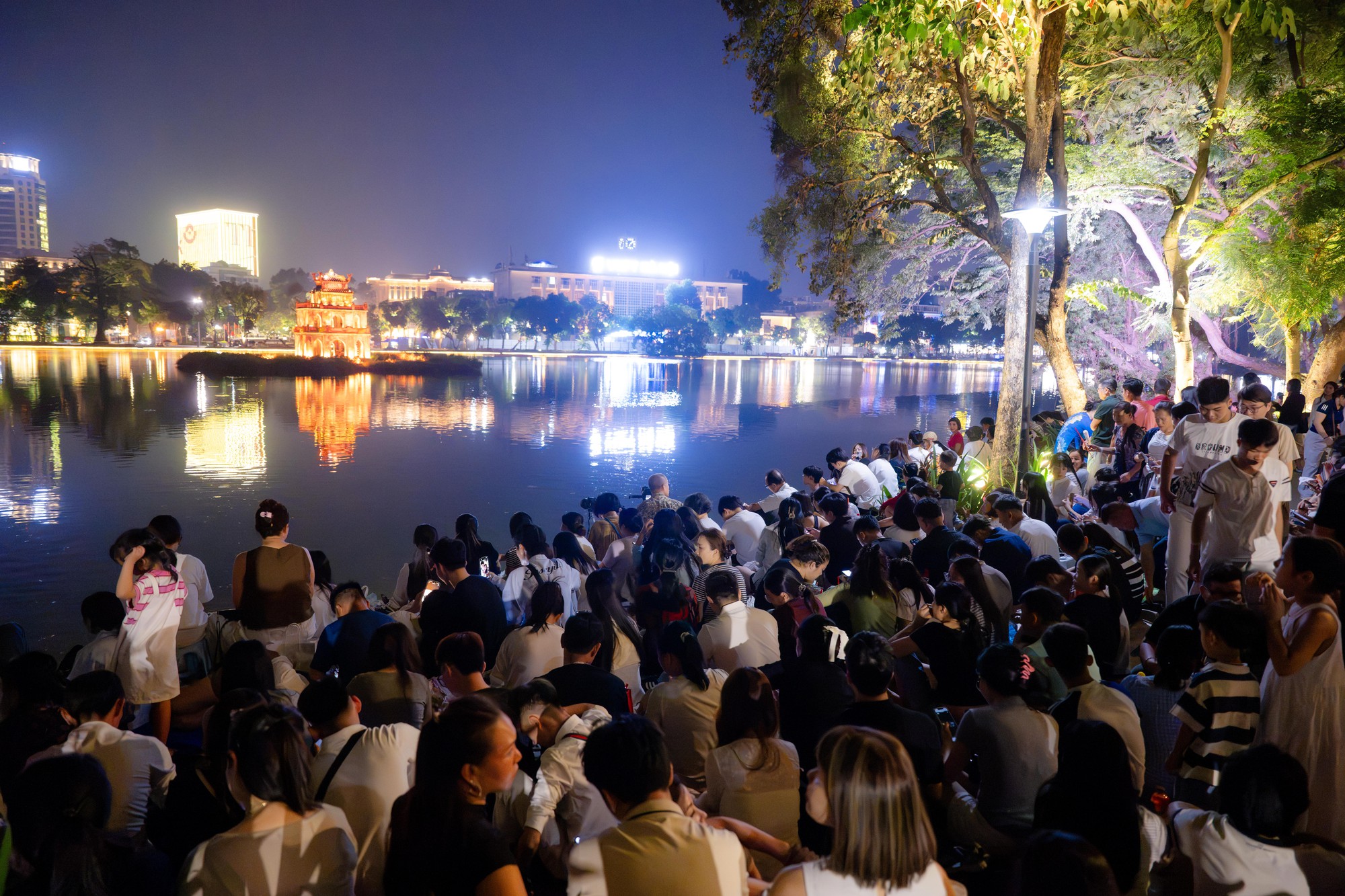 20h ng&agrave;y 10/10, quanh hồ Ho&agrave;n Kiếm kh&ocirc;ng c&ograve;n chỗ trống - Ảnh 13.