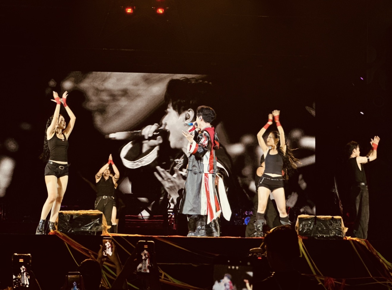 Quang Hùng MasterD mang hẳn võ đài MMA “đốt cháy” SAO Concert, loạt hit khiến fan đứng ngồi không yên!- Ảnh 9.