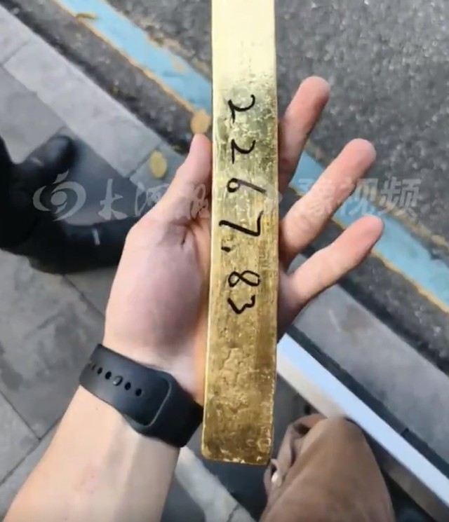 Đang đi giao h&agrave;ng, shipper 17 tuổi bất ngờ ph&aacute;t hiện điều kh&aacute;c thường b&ecirc;n đường: Cảnh s&aacute;t lập tức v&agrave;o cuộc- Ảnh 2.