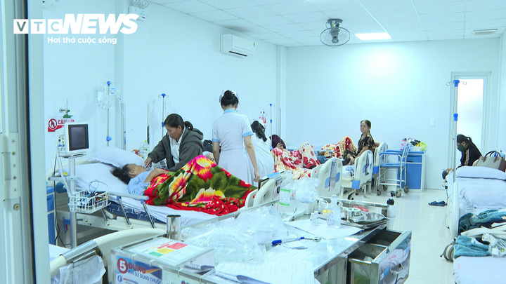 Số ca nghi ngộ độc sau khi ăn b&aacute;nh m&igrave; vỉa h&egrave; ở Quảng Ng&atilde;i tăng l&ecirc;n 55 người- Ảnh 1.