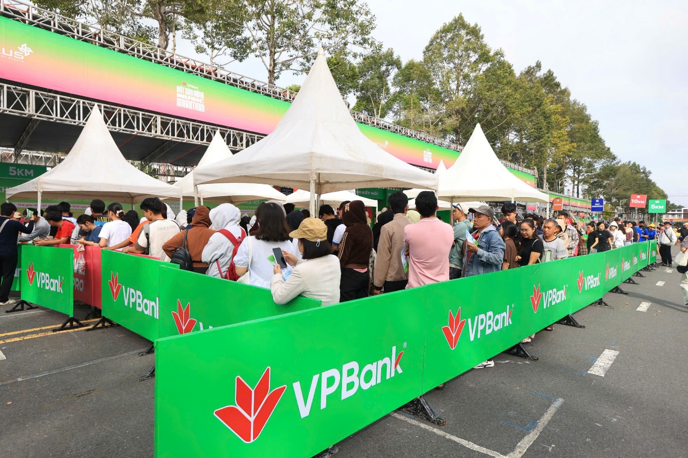 Đồng Th&aacute;p bước v&agrave;o m&ugrave;a hội, hơn 15.500 runner đổ về check- in VPBank Đất Sen Hồng Music Marathon 2026 - Ảnh 1.