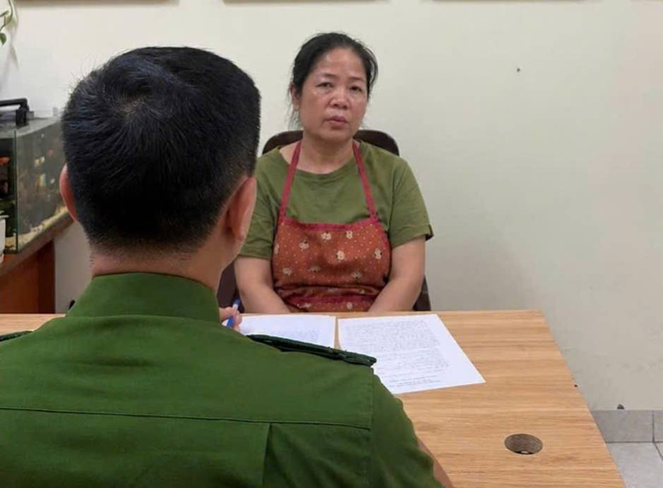 Khởi tố một người phụ nữ ở Hà Nội do nhiều lần chửi bới, đổ chất thải và đặt đồ đạc chắn lối đi chung- Ảnh 1.