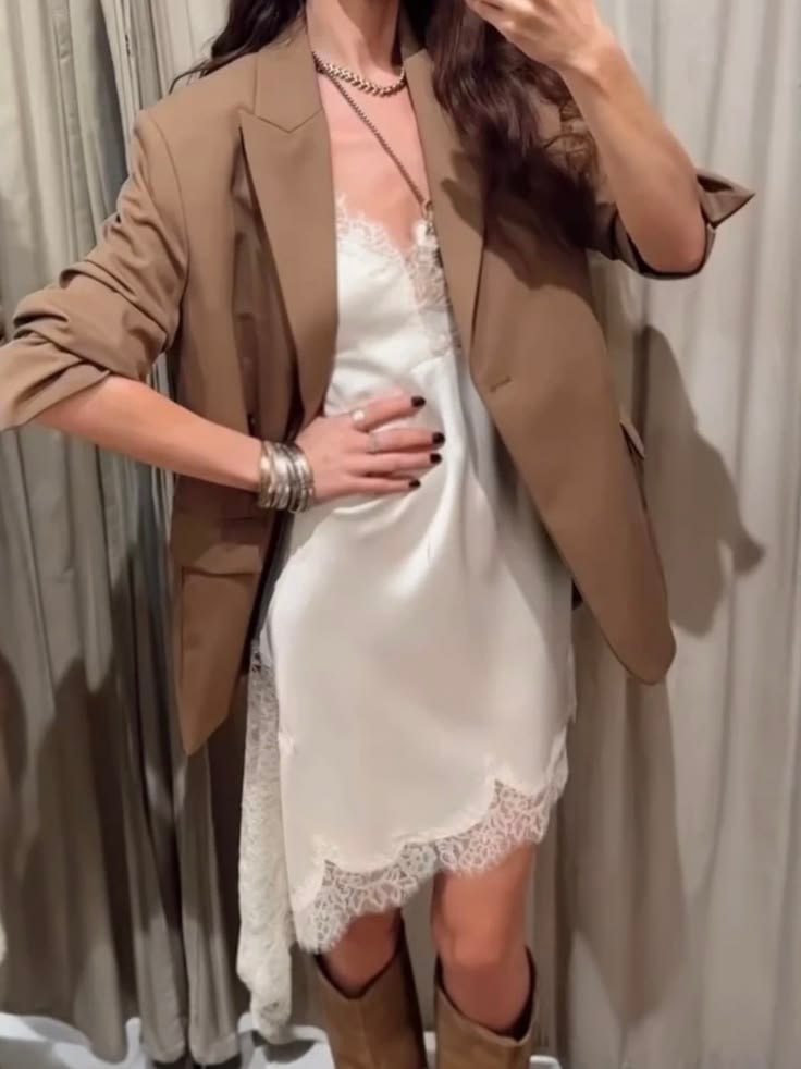Blazer + v&aacute;y lụa ren: C&ocirc;ng thức s&agrave;nh điệu nhất thu n&agrave;y! - Ảnh 3.