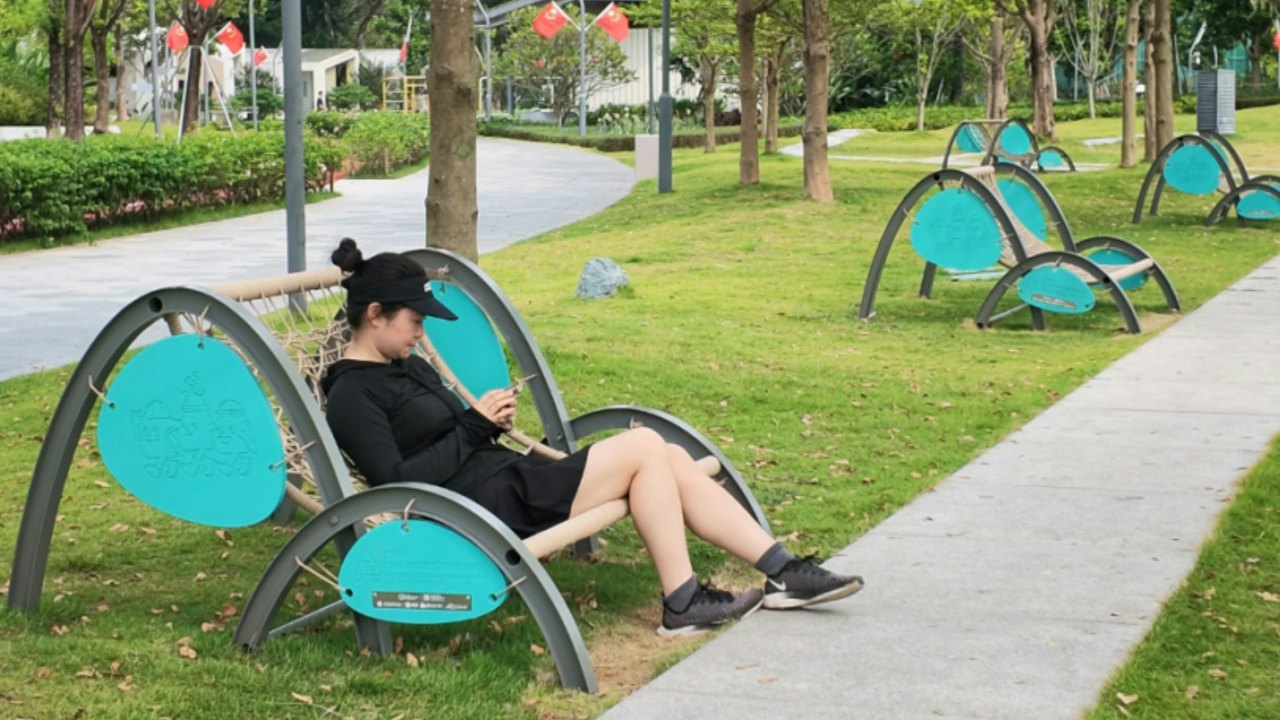 Sự thật bất ngờ đằng sau bức ảnh chụp chiếc ghế trong c&ocirc;ng vi&ecirc;n- Ảnh 1.