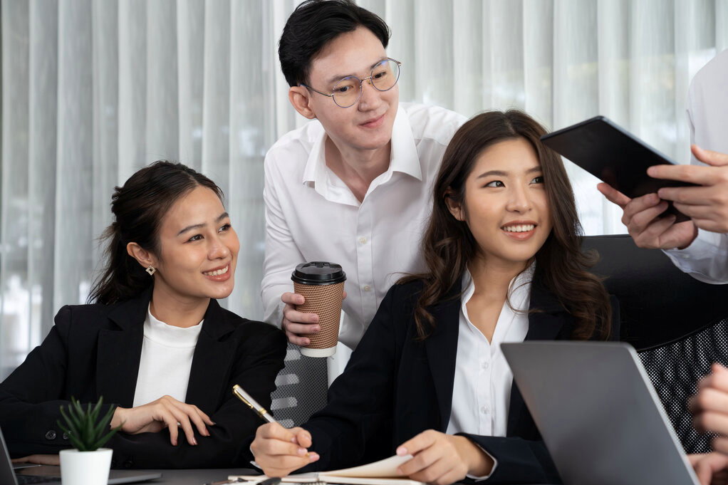 Nếu đăng 3 điều n&agrave;y l&ecirc;n MXH khi ở văn ph&ograve;ng, bạn l&agrave; người c&oacute; EQ thấp!- Ảnh 1.