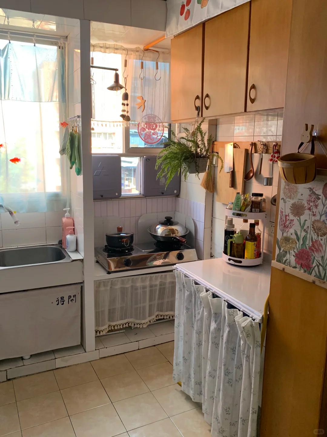 Căn hộ thu&ecirc; cũ kỹ &ldquo;lột x&aacute;c&rdquo; sau v&agrave;i thay đổi kh&ocirc;ng cần đập sửa: Nh&igrave;n xong mới hiểu v&igrave; sao nh&agrave; thu&ecirc; vẫn c&oacute; thể rất sang- Ảnh 2.