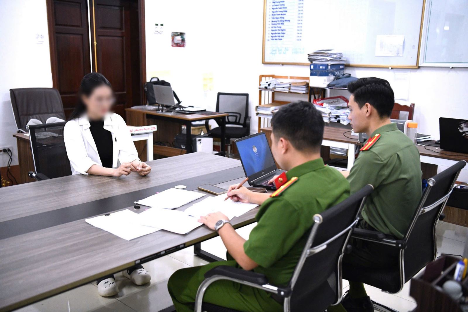 CA điều tra 117 tỷ đồng chuyển vào 3 tài khoản ngân hàng: Khám xét, khởi tố nhiều đối tượng- Ảnh 4.