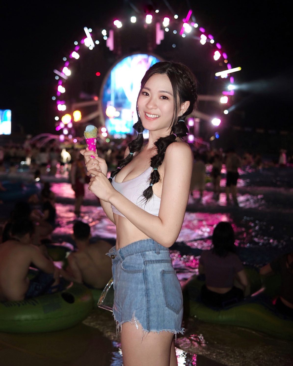Bắt gặp cặp Nam vương - &Aacute; hậu &ocirc;m nhau t&igrave;nh tứ trong đ&aacute;m cưới đồng nghiệp: Nh&agrave; g&aacute;i vừa đẹp vừa bốc lửa, nh&igrave;n muốn y&ecirc;u liền- Ảnh 5.
