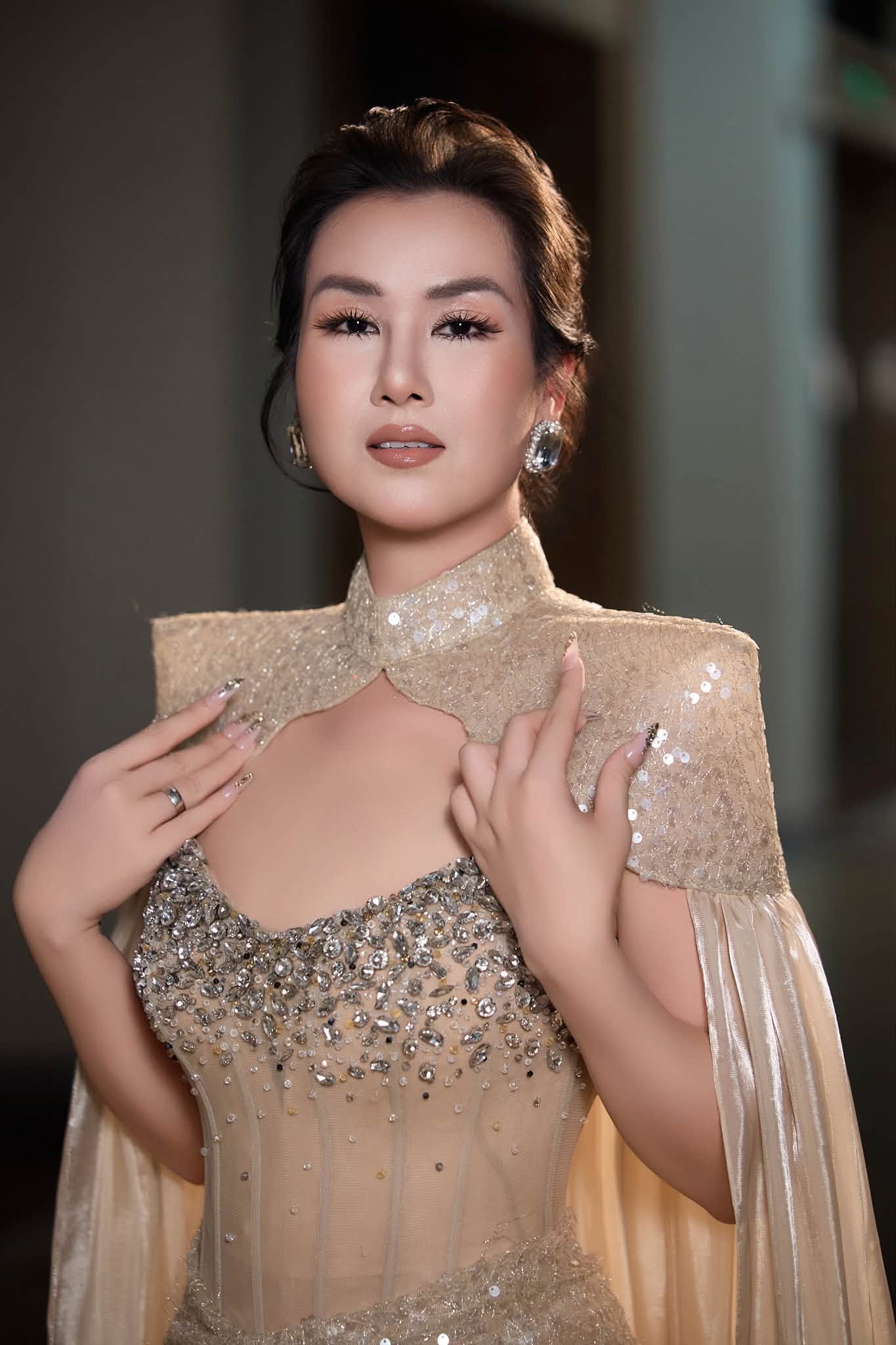 Giọng ca mới h&aacute;t nửa b&agrave;i đ&atilde; khiến d&acirc;n t&igrave;nh &ldquo;đọc vị&rdquo;, mẹ 2 con đắt show bậc nhất kh&ocirc;ng lẫn v&agrave;o đ&acirc;u- Ảnh 7.