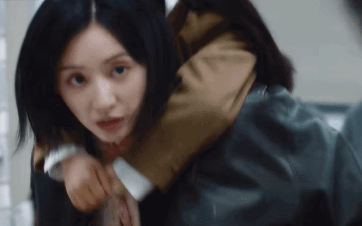 Phim mới của Kim Ji Won b&ugrave;ng nổ tranh c&atilde;i, gi&aacute;o sư Y khoa n&oacute;i đ&uacute;ng 1 c&acirc;u l&agrave;m cả ekip đi&ecirc;u đứng - Ảnh 3.