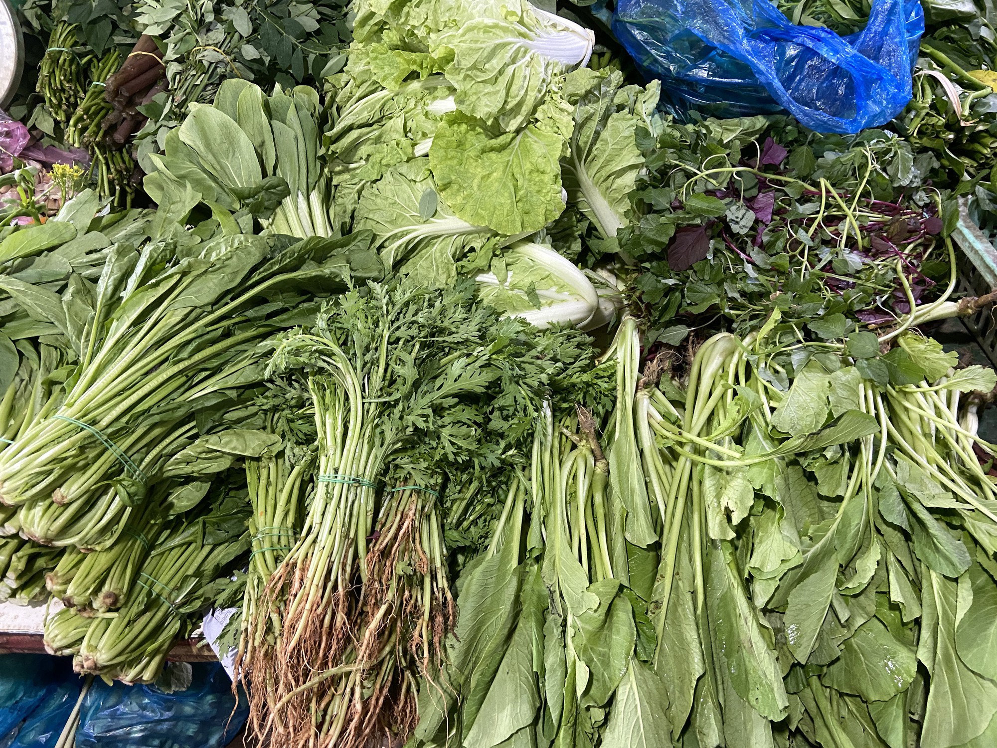 Gi&aacute; rau xanh tại TP.HCM tăng mạnh sau đợt mưa lớn k&eacute;o d&agrave;i: Người mua lẫn tiểu thương gặp kh&oacute;- Ảnh 4.