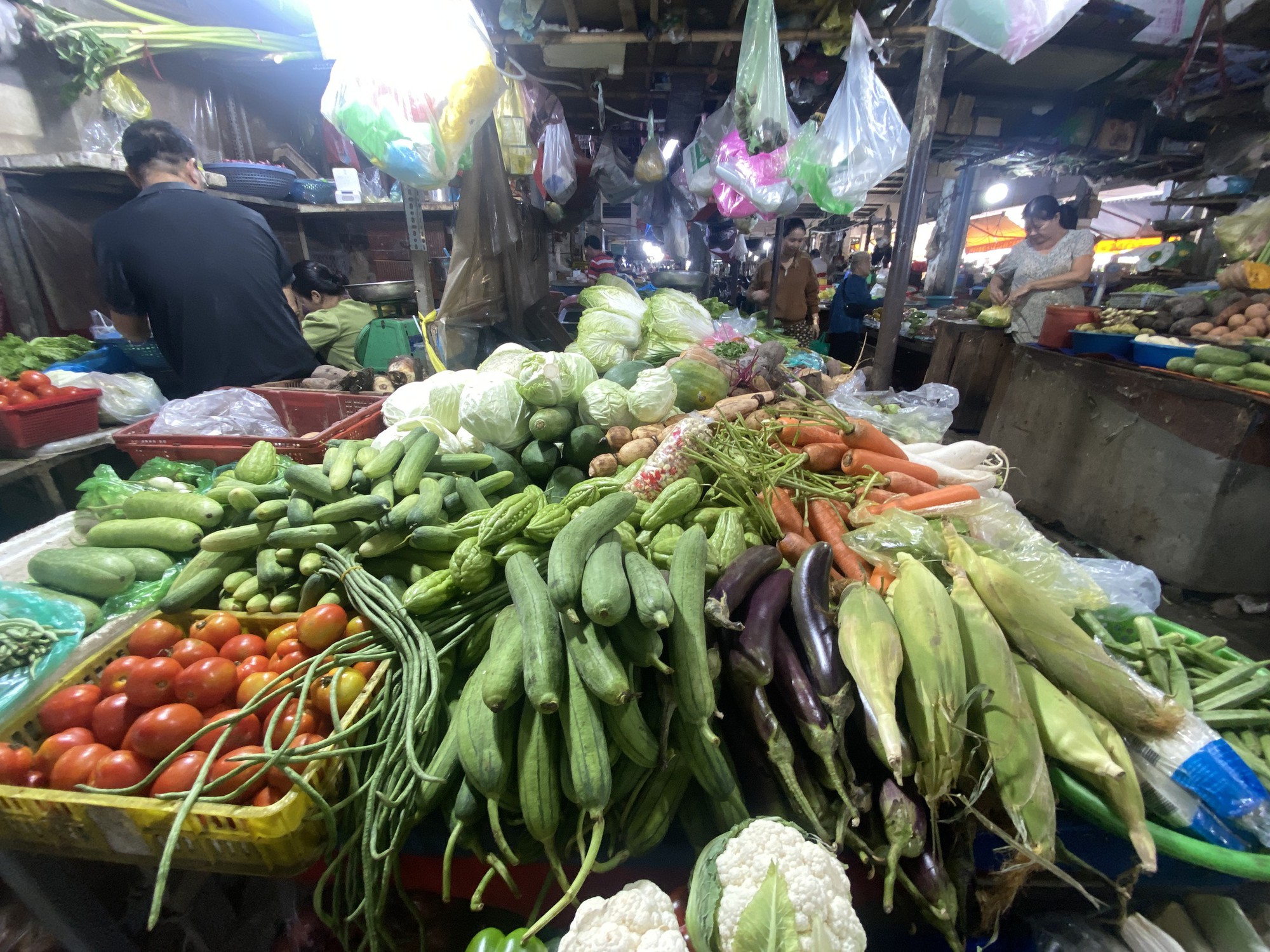Gi&aacute; rau xanh tại TP.HCM tăng mạnh sau đợt mưa lớn k&eacute;o d&agrave;i: Người mua lẫn tiểu thương gặp kh&oacute;- Ảnh 3.