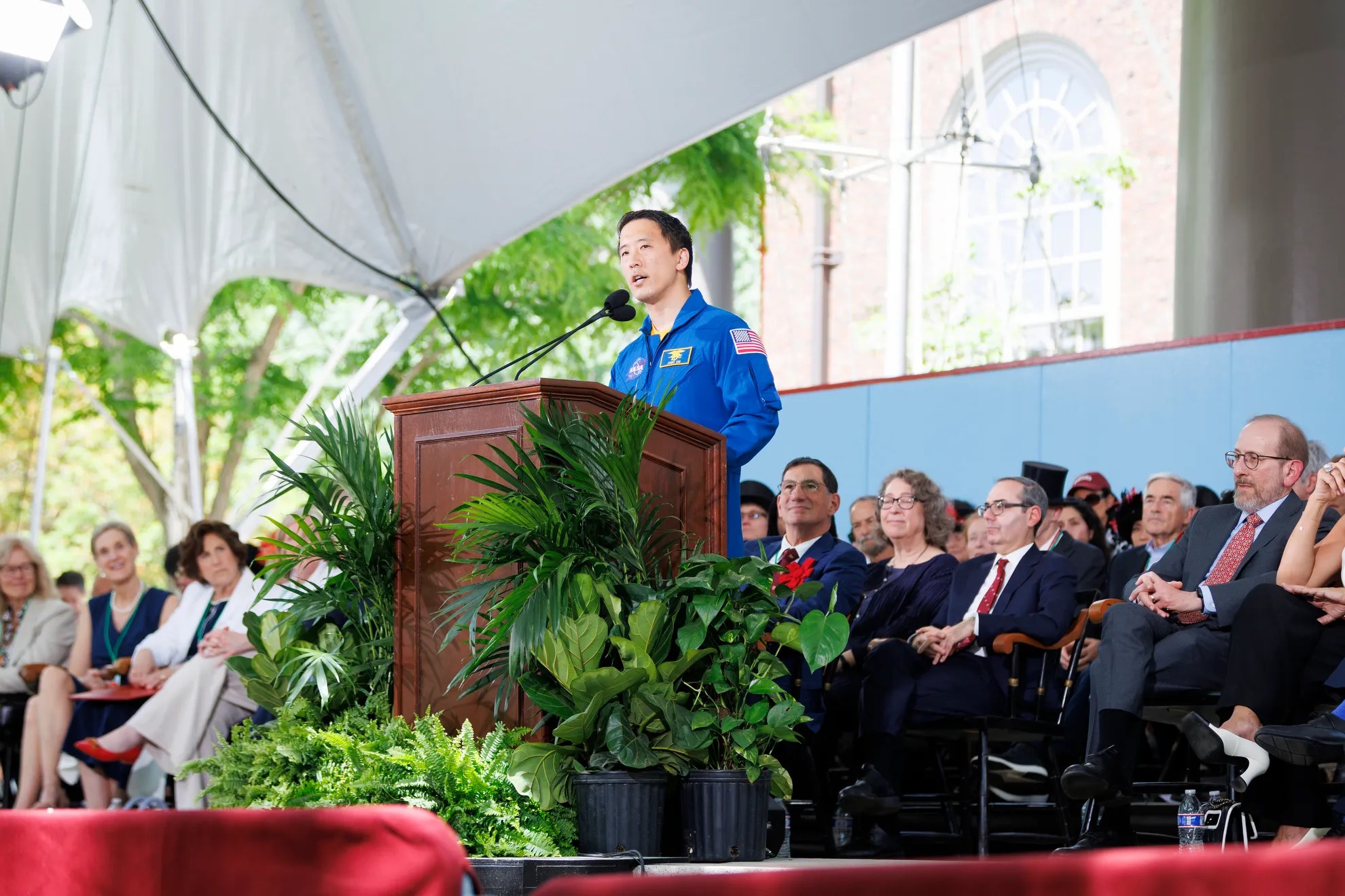 Hồ sơ ‘không tưởng’ của người đàn ông có 3 cuộc đời: Navy SEAL, bác sĩ Harvard, phi hành gia NASA và người vừa quay lại Hải quân ở tuổi 42- Ảnh 4.