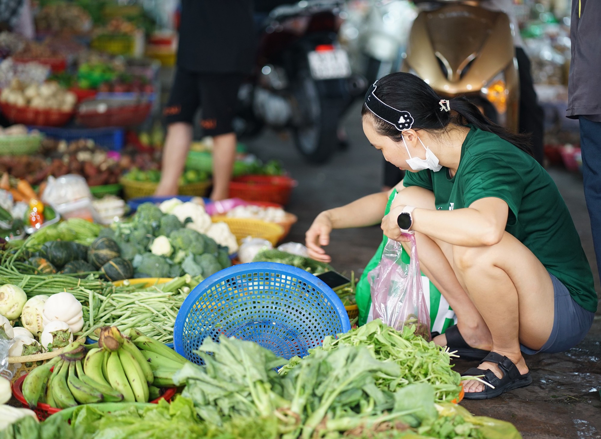 Gi&aacute; rau xanh tại TP.HCM tăng mạnh sau đợt mưa lớn k&eacute;o d&agrave;i: Người mua lẫn tiểu thương gặp kh&oacute;- Ảnh 6.
