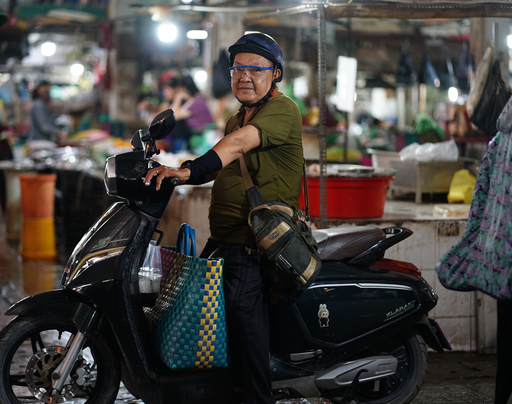 Gi&aacute; rau xanh tại TP.HCM tăng mạnh sau đợt mưa lớn k&eacute;o d&agrave;i: Người mua lẫn tiểu thương gặp kh&oacute;- Ảnh 8.