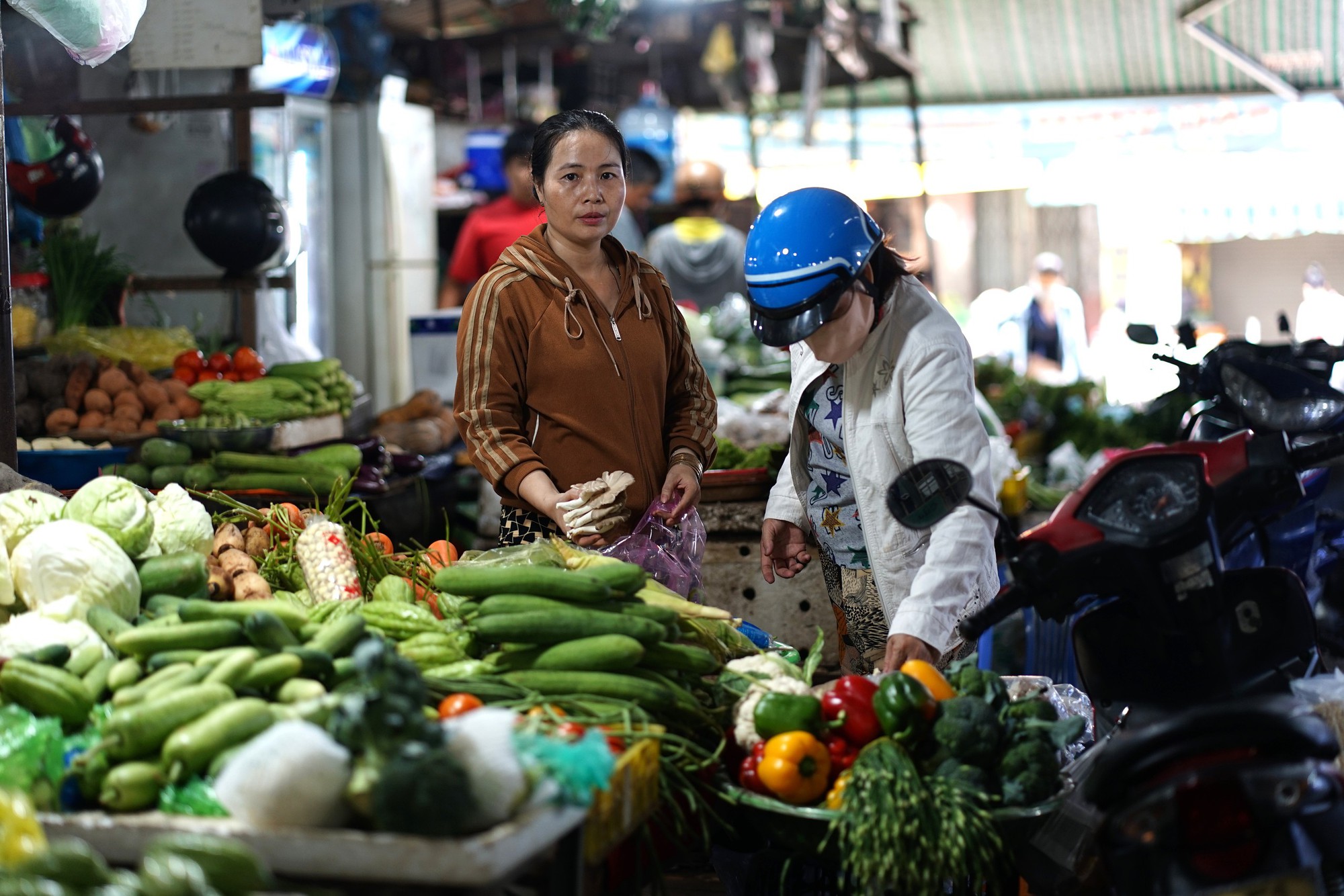 Gi&aacute; rau xanh tại TP.HCM tăng mạnh sau đợt mưa lớn k&eacute;o d&agrave;i: Người mua lẫn tiểu thương gặp kh&oacute;- Ảnh 7.