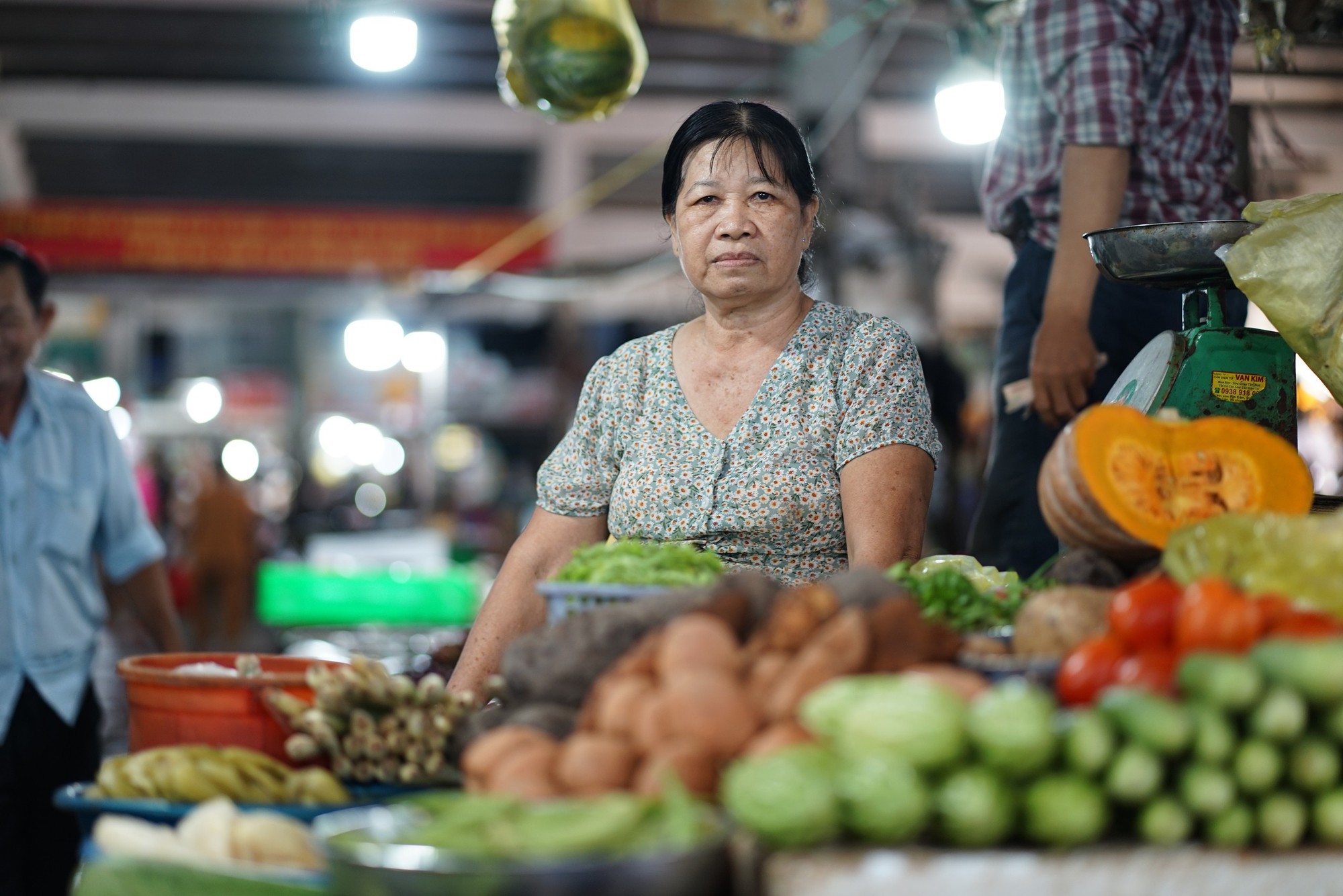 Gi&aacute; rau xanh tại TP.HCM tăng mạnh sau đợt mưa lớn k&eacute;o d&agrave;i: Người mua lẫn tiểu thương gặp kh&oacute;- Ảnh 1.