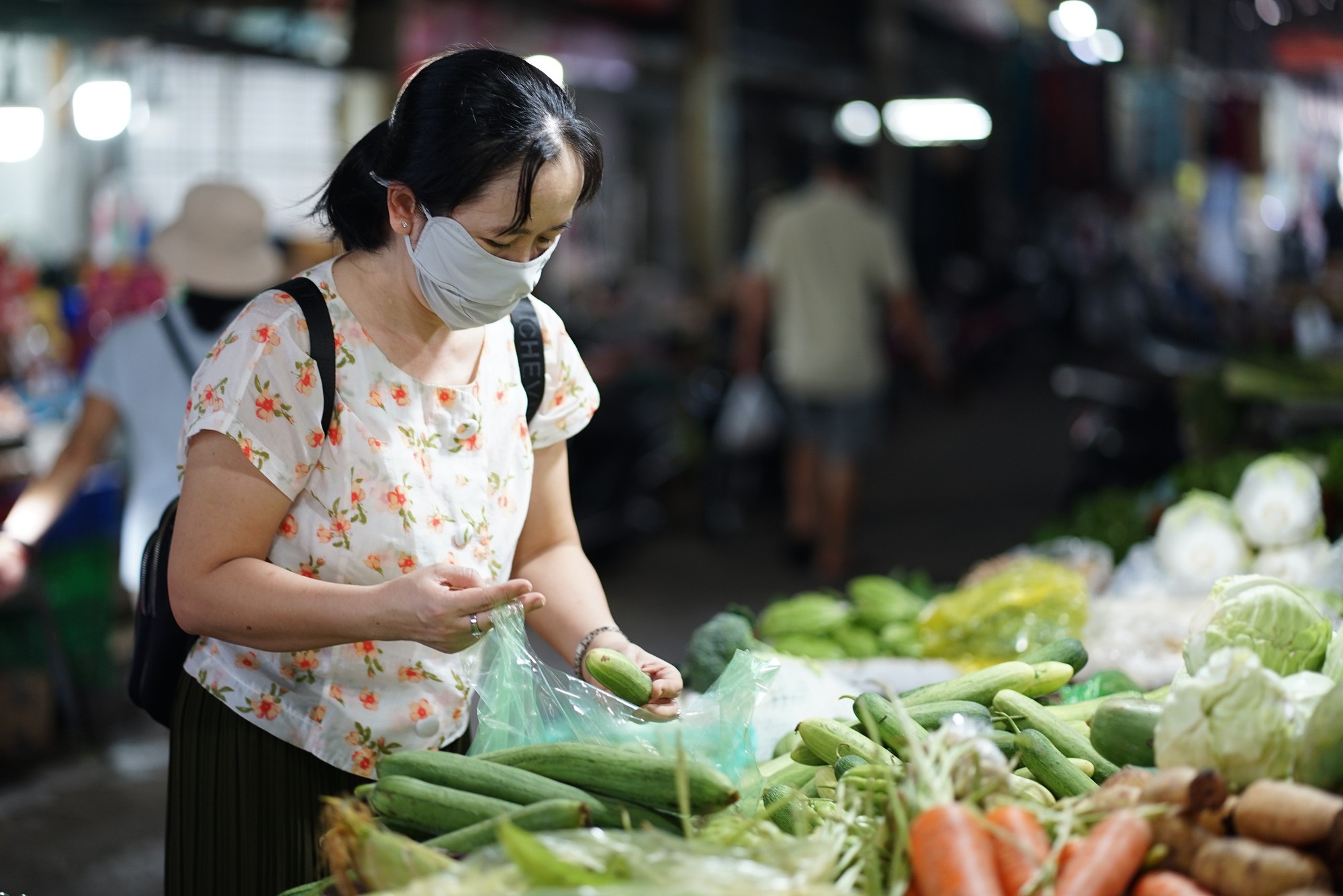 Gi&aacute; rau xanh tại TP.HCM tăng mạnh sau đợt mưa lớn k&eacute;o d&agrave;i: Người mua lẫn tiểu thương gặp kh&oacute;- Ảnh 5.