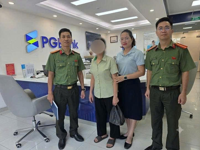 Nhân viên ngân hàng PGBank trình báo công an khi thấy giao dịch đáng ngờ của người phụ nữ SN 1979: Bạn trai hứa tặng 50.000 USD và 900 triệu đồng tiền vàng- Ảnh 1.