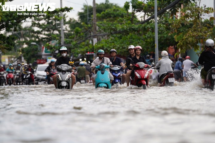 Triều cường s&ocirc;ng S&agrave;i G&ograve;n vượt đỉnh lịch sử, nhiều tuyến phố ngập s&acirc;u- Ảnh 3.