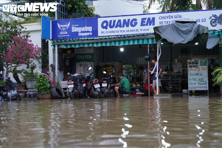 Triều cường s&ocirc;ng S&agrave;i G&ograve;n vượt đỉnh lịch sử, nhiều tuyến phố ngập s&acirc;u- Ảnh 5.