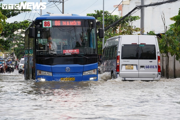 Triều cường s&ocirc;ng S&agrave;i G&ograve;n vượt đỉnh lịch sử, nhiều tuyến phố ngập s&acirc;u- Ảnh 4.