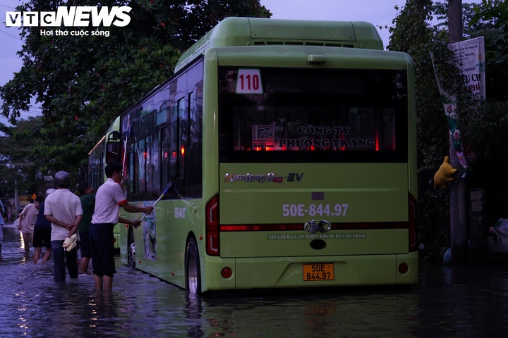 Triều cường s&ocirc;ng S&agrave;i G&ograve;n vượt đỉnh lịch sử, nhiều tuyến phố ngập s&acirc;u- Ảnh 11.