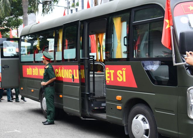 Tổ chức trang trọng lễ tiễn đưa 731 Anh hùng liệt sĩ quy tập tại Công viên Lê Thị Riêng về nơi an nghỉ- Ảnh 4.