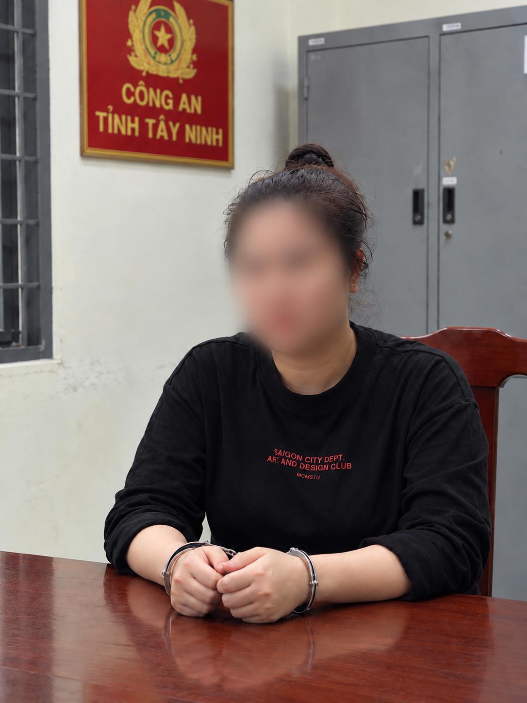 C&ocirc;ng an điều tra h&agrave;ng loạt giao dịch chuyển khoản tổng cộng 937,5 triệu đồng: Bắt giam thiếu nữ sinh năm 2000- Ảnh 1.