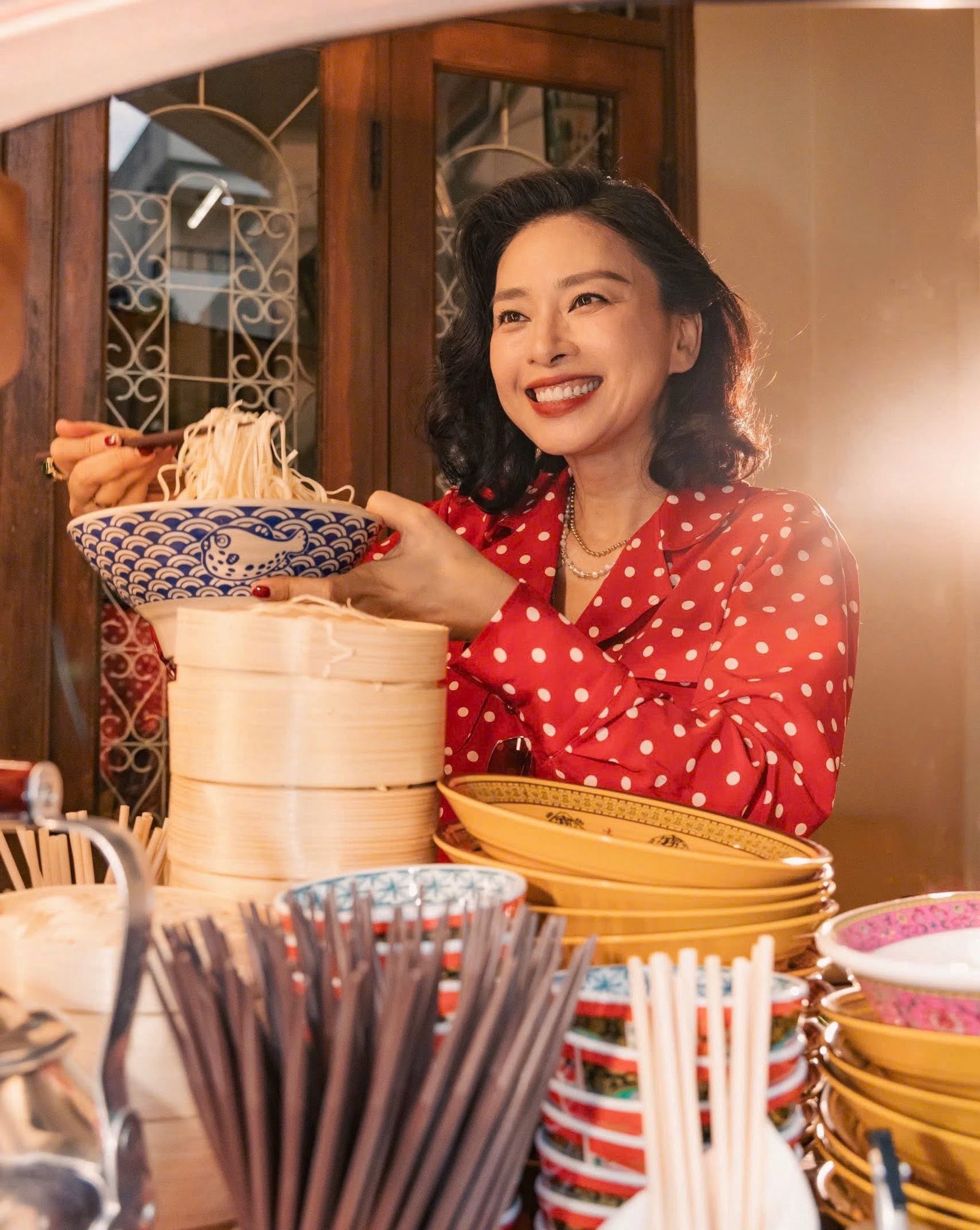 Nữ nghệ sĩ đ&igrave;nh đ&aacute;m đi b&aacute;n m&igrave; ở đường Ng&ocirc; Quang Huy, TP.HCM- Ảnh 2.