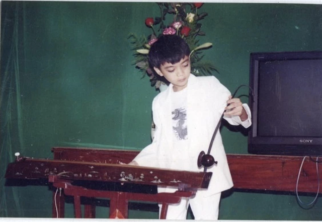 Ca sĩ Việt h&aacute;t 5 b&agrave;i nhận 2 tỷ đồng: 5 tuổi đ&atilde; đi diễn quốc tế, doanh thu phim concert cao nhất mọi thời đại- Ảnh 2.