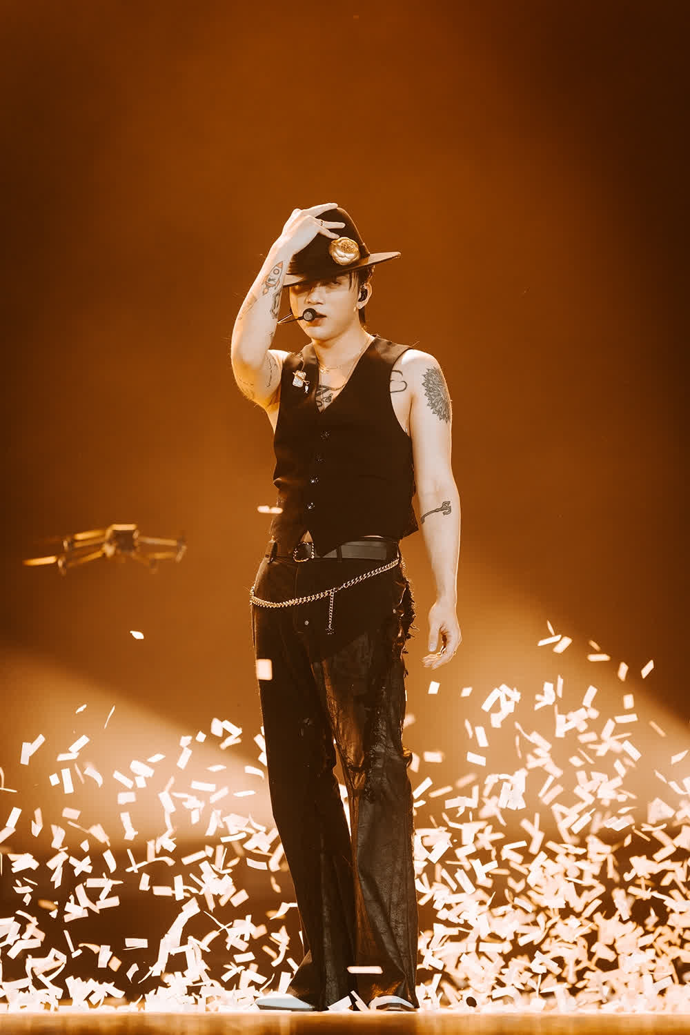 Ca sĩ Việt h&aacute;t 5 b&agrave;i nhận 2 tỷ đồng: 5 tuổi đ&atilde; đi diễn quốc tế, doanh thu phim concert cao nhất mọi thời đại- Ảnh 6.