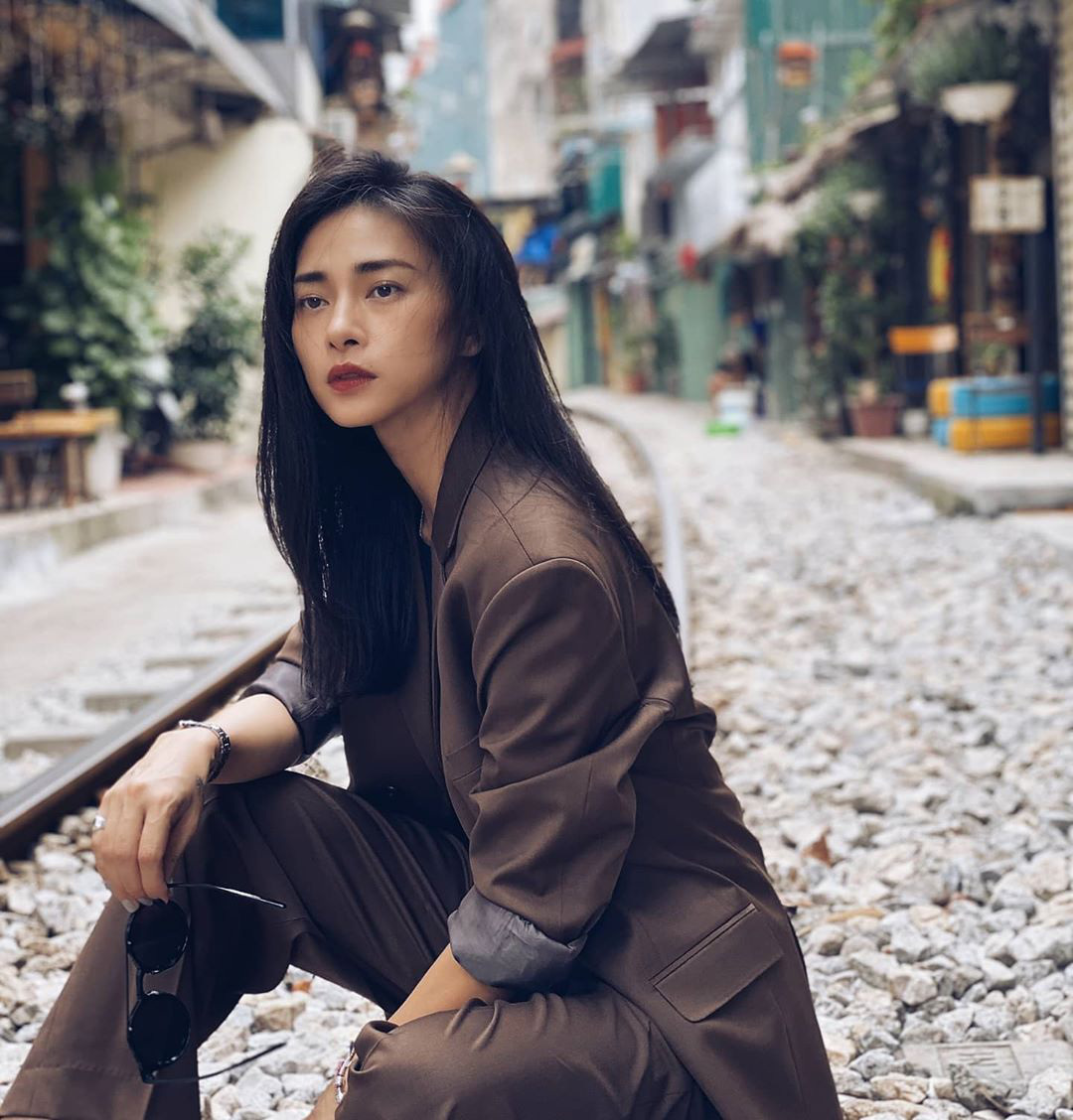 Nữ nghệ sĩ đ&igrave;nh đ&aacute;m đi b&aacute;n m&igrave; ở đường Ng&ocirc; Quang Huy, TP.HCM- Ảnh 1.