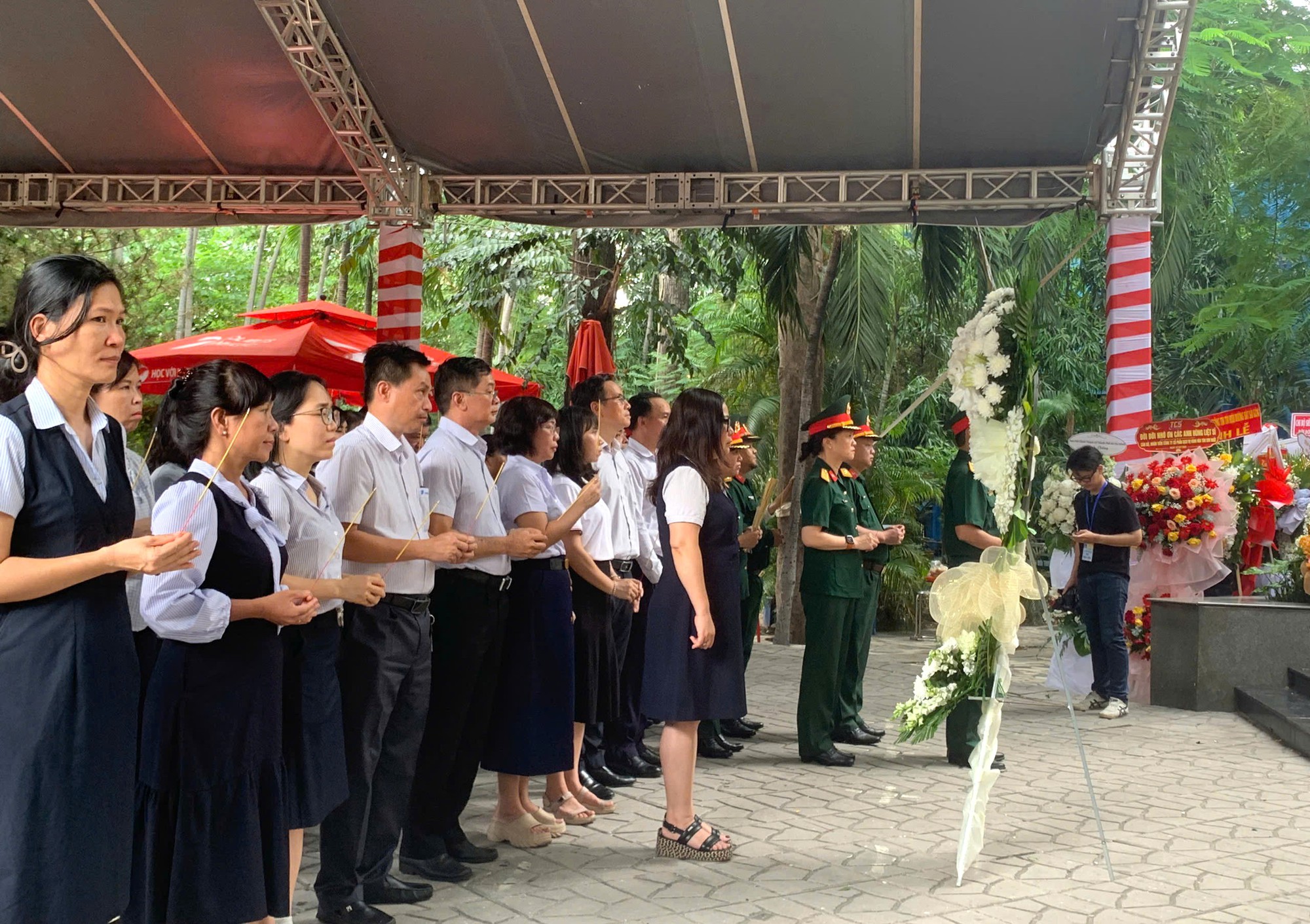 Tổ chức trang trọng lễ tiễn đưa 731 Anh hùng liệt sĩ quy tập tại Công viên Lê Thị Riêng về nơi an nghỉ- Ảnh 1.