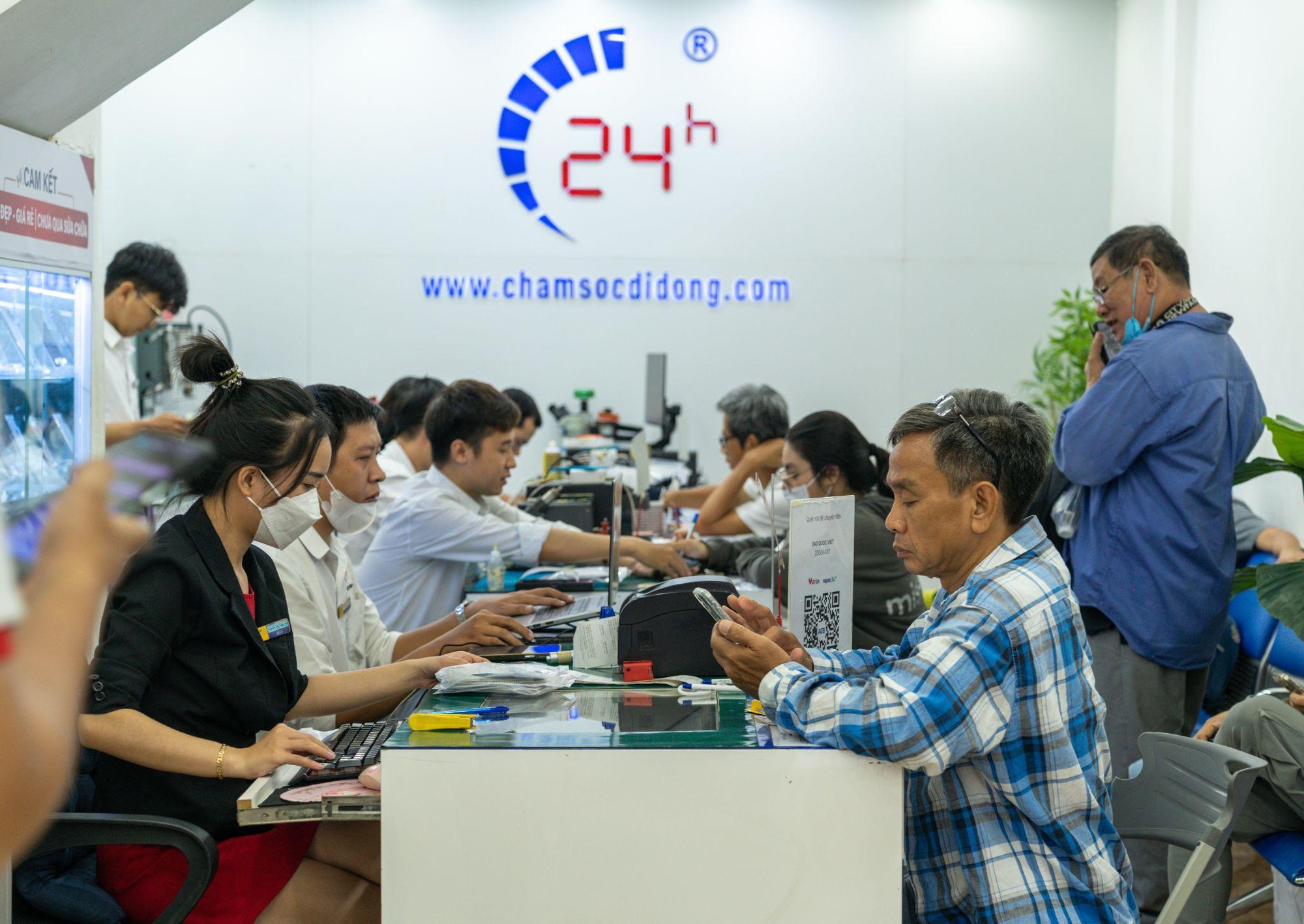 V&igrave; sao nghề sửa chữa điện thoại, laptop vẫn &ldquo;hot&rdquo; suốt 10 năm qua? - Ảnh 1.