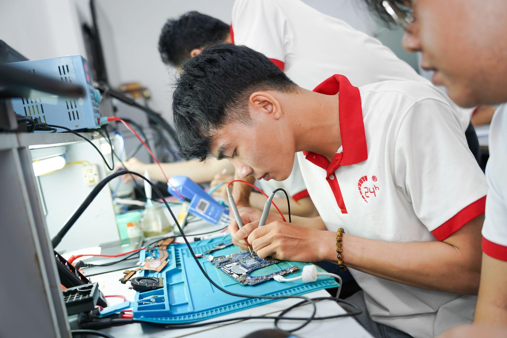 V&igrave; sao nghề sửa chữa điện thoại, laptop vẫn &ldquo;hot&rdquo; suốt 10 năm qua? - Ảnh 2.