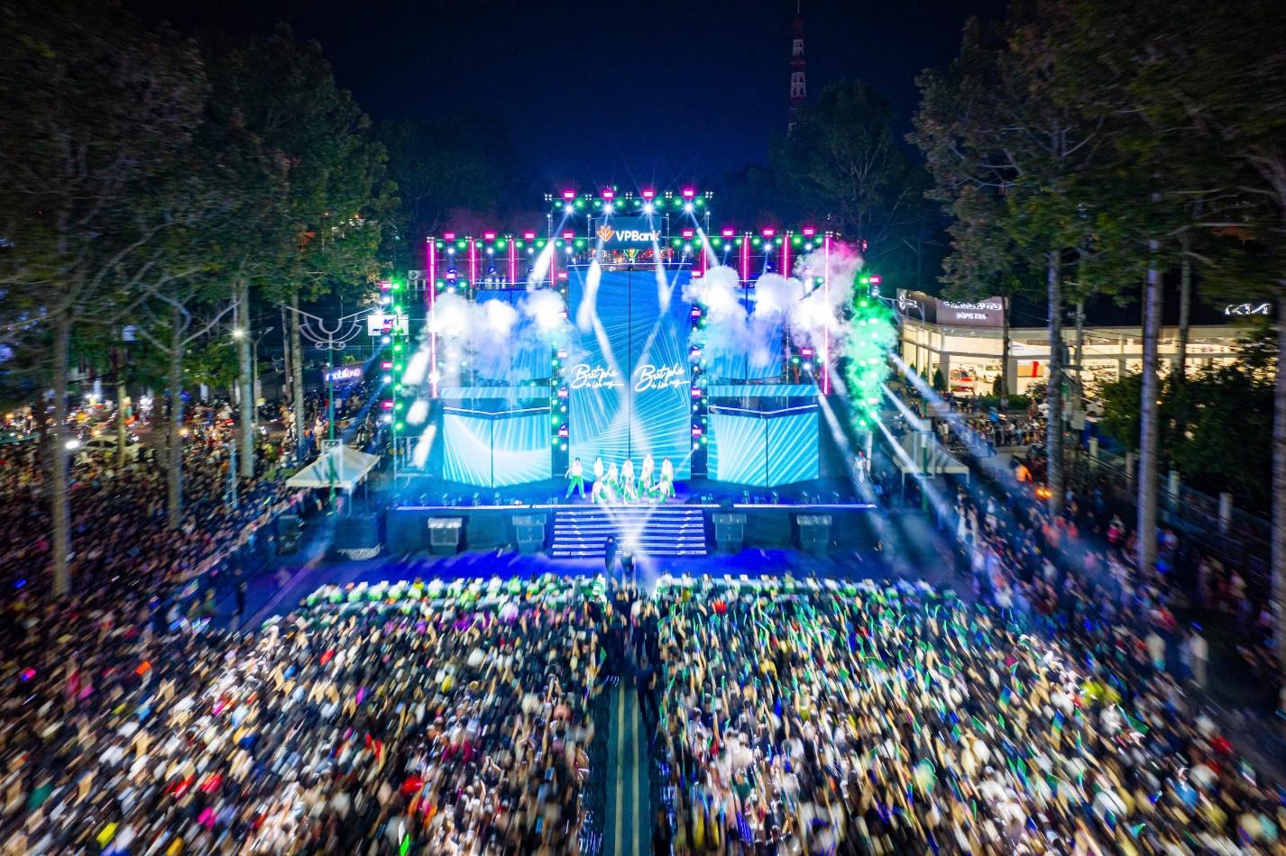 VPBank Music Night b&ugrave;ng nổ, &ldquo;tiếp lửa&rdquo; cho hơn 15.500 runner trước Race Day- Ảnh 1.