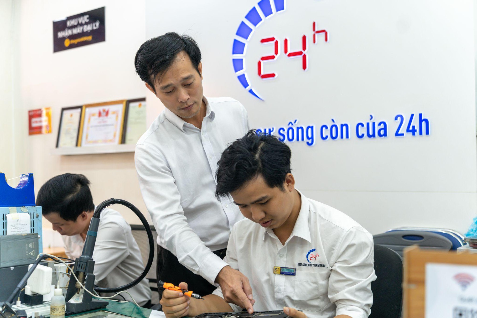 V&igrave; sao nghề sửa chữa điện thoại, laptop vẫn &ldquo;hot&rdquo; suốt 10 năm qua? - Ảnh 3.